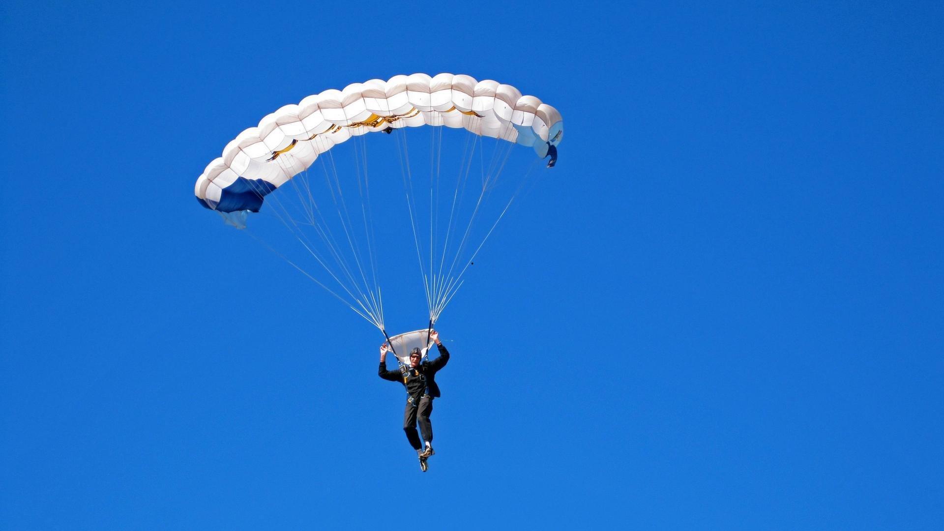 热刺锁定富勒姆飞翼罗宾逊,夏窗补强瞄准左路与攻击型中场